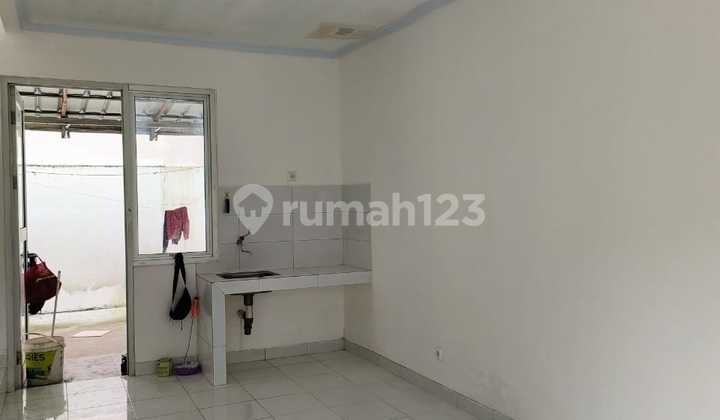 Rumah Kosongan Dekat Sekolah Tarakanita di Napoli