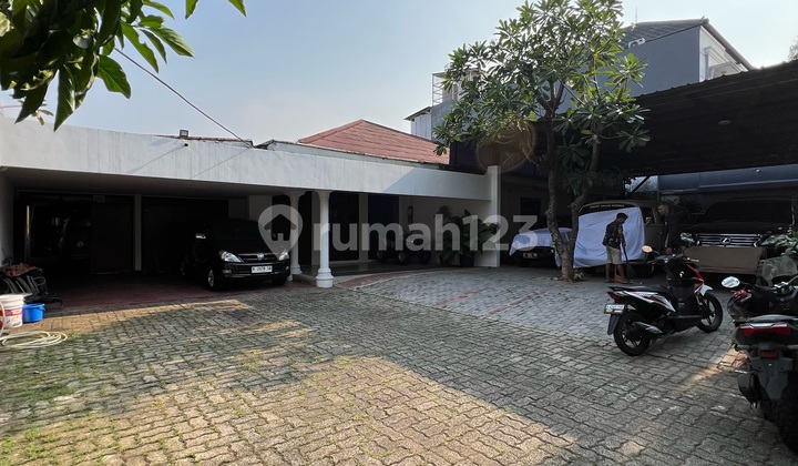 Rumah Bagus Tanah Luas Lokasi Pinggir Jalan Besar Cocok Untuk Usaha Resto Cafe Sarana Olahraga Dan Rumah Tinggal