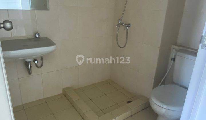 For RENT Studio Pool View The Springlake Summarecon Bekasi 2