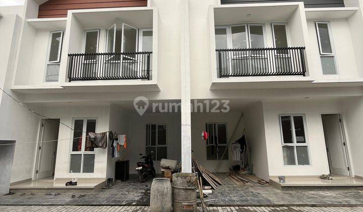 Rumah Cantik dua lantai dan Baru Siap Huni Semi Furnish di Jatiwaringin 1