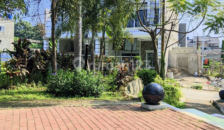 New Luxury House with 2-Car Access in Depok. 2