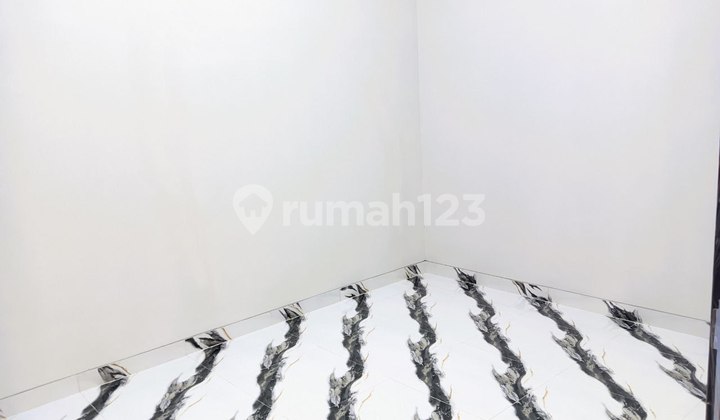 Sultan's New House in Depok, Strategic Location with Wide Access. 2