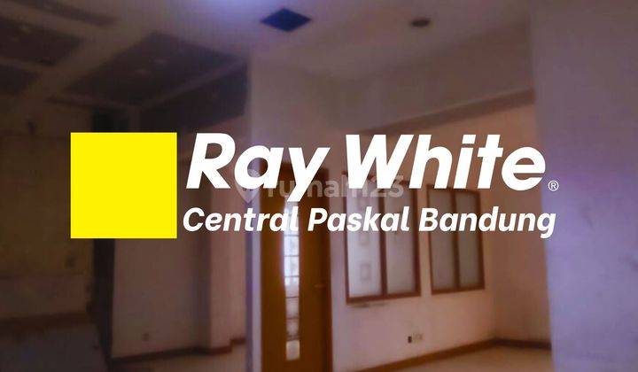 Gedung Bekas Bank Terawat di Kawasan Riau Bandung 1