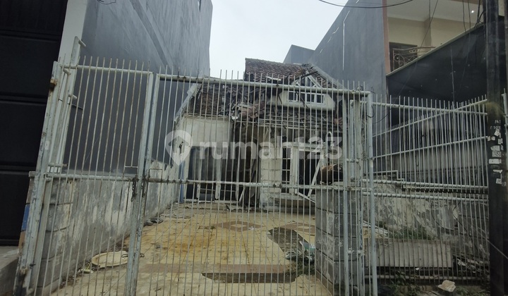 Rumah Tua Hitung Tanah Row Jalan 4 Mobil di Boulevard Citra 3