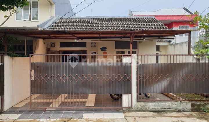 Dijual Rumah bagus rapih semi furnish siap huni hadap Tenggara di Nusaloka BSD. Lva