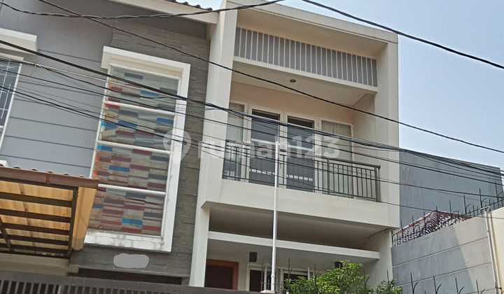 Dijual Rumah 2 lantai rapih siap huni di Sunrise Garden, Jakarta Barat - Lvaefa 1