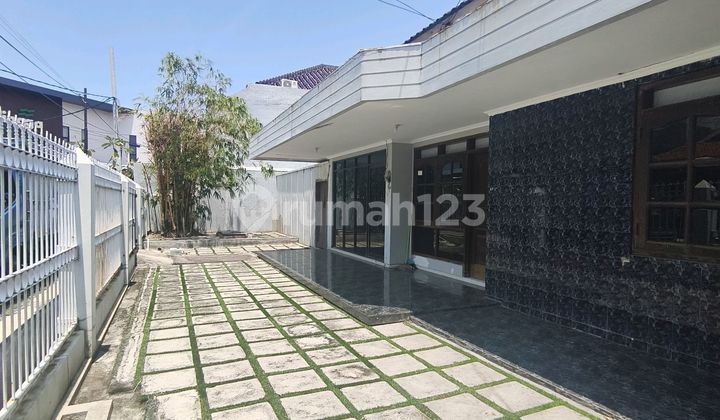 House with Spacious Yard Suitable for Office/Warehouse