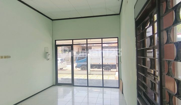 Rumah dengan Halaman Luas Cocok untuk Kantor/ Gudang 2