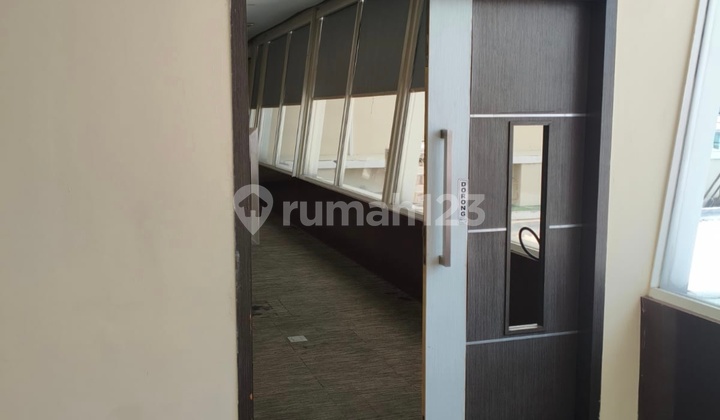 Office Space in the Center of Semarang City with Spacious Parking Area 2