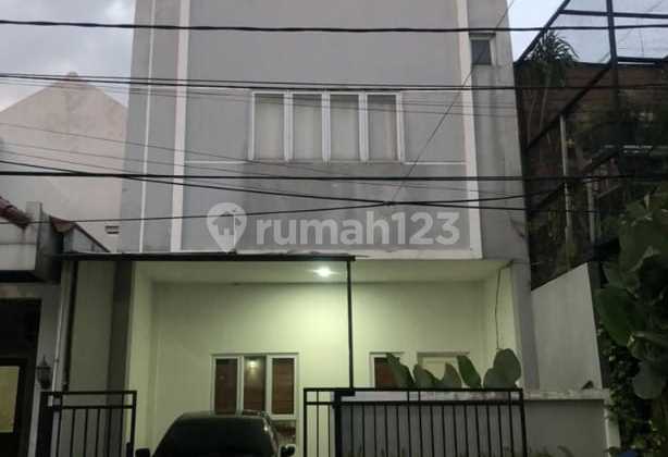 Dijual Rumah 3,5 Lantai SHM Harga Nego di Regency Villa Melati Mas Tangerang