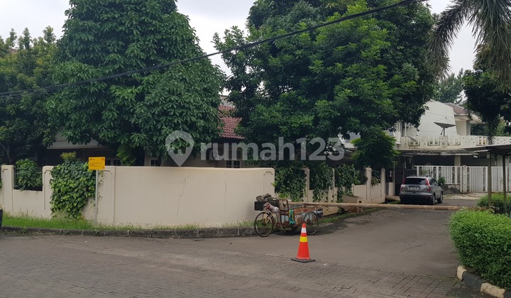 Rumah Hook di Jalan Utama Kompleks Villa Melati Mas Tangerang