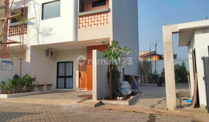 Rumah 3 lantai hook, 4+1 kamar tidur di lengkapi rooftop 1