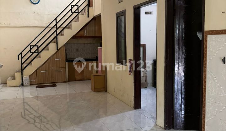 Strategic and Comfortable Complex House Near Offices 2