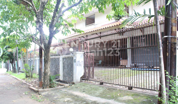 Dekat Senayan City Tanah dengan Bangunan Tua Dijual di Simprug