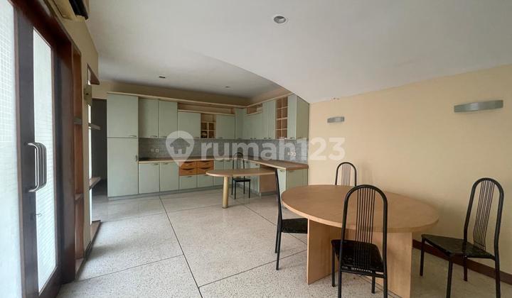 Disewakan rumah menteng murah halaman parkir luas 7 mobil area jalan lebar harga nego 2