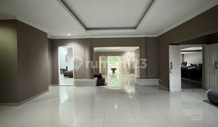Disewa Rumah Menteng Cocok untuk kantor ruangan kamar banyak, lokasi strategis jalanan ujung buntu sehingga bisa untuk parkiran 2