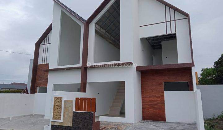 Rumah Cantik 2 Lantai Dalam Perumahan Di Sleman Tepi Jalan Besar  1