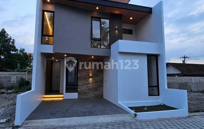 RUMAH 2 LANTAI SIAP HUNI DALAM CLUSTER ONE GATE SYSTEM DI NGAGLIK SLEMAN