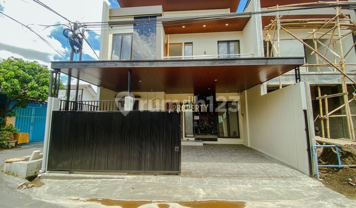 RUMAH MEWAH POSISI HOOK DALAM KOMPLEK PERUMAHAN DI JL GODEAN SLEMAN