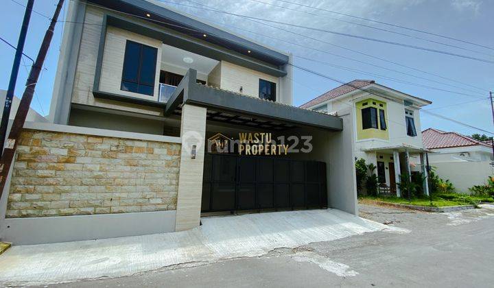 RUMAH MEWAH, 2 LANTAI FULL FURNISHED DI MAGUWOHARJO 1