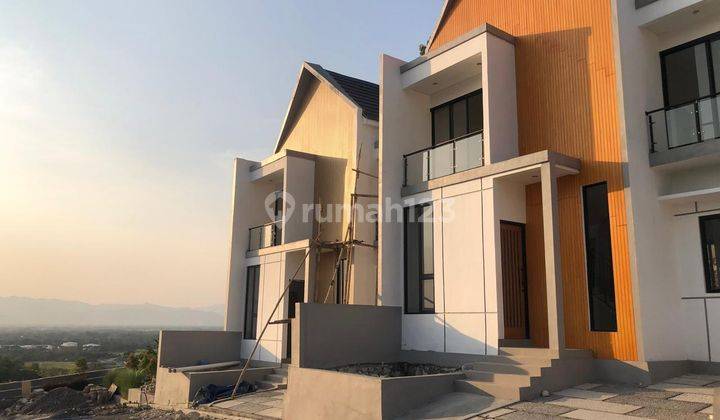 RUMAH CANTIK 2 LANTAI DENGA VIEW TERBAIK 11 MENIT KE UMY DI JOGJA 1