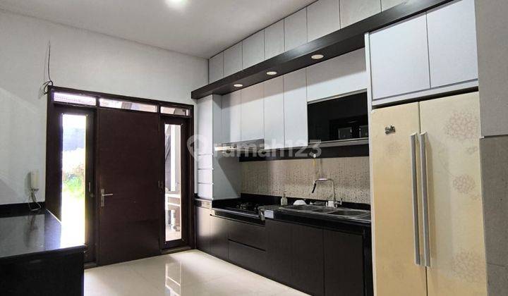 rumah modern nyaman 2 lantai di singgasana pradana 2