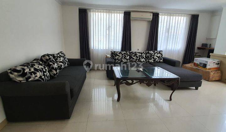 Rumah 2 Lantai Bagus Furnished di Taman Beverly Golf Lippo Karawaci, Tangerang 2