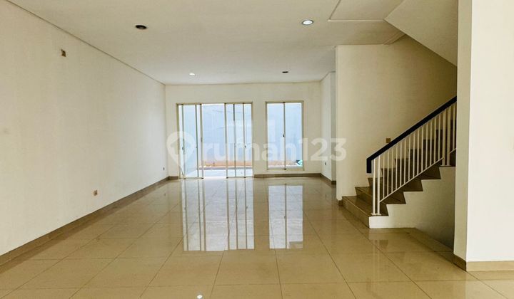 Two-story House Golf Lake Residence West Jakarta Size 8x20 Empty Lot Two-story House Golf Lake Residence West Jakarta Size 8x20 Empty Lot