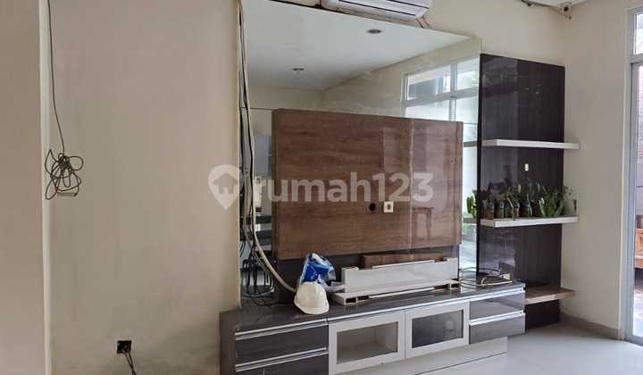 2-Storey Latin American House Green Lake City Size 8X18 2