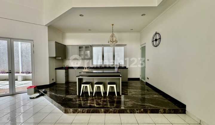 Rumah di Kav DKI 2 Lantai Jakarta Barat Semi Furnish  2
