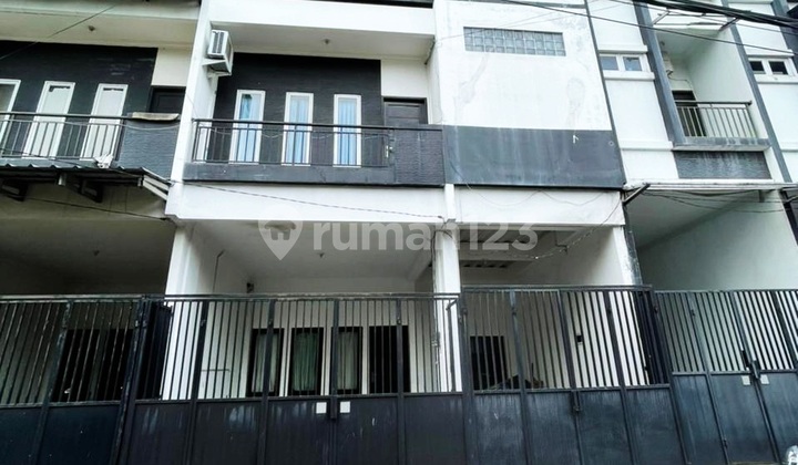 Rumah 3 Lantai Sangat Terawat di Kedoya Baru Lokasi Bagus 1