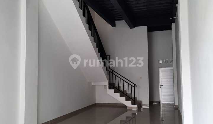 Disewakan Ruko Gandeng Siap di Tempati, Unit Baru dan Cantik, 3 Lantai di Gading Serpong.