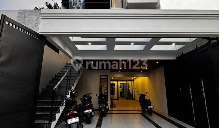 Rumah Mewah Ada Kolam Renangnya di Warungsila Jagakarsa Jakarta Selatan