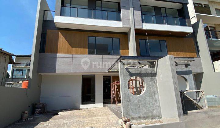 Dijual Rumah Siap Huni Dengan Fasilitas Kolam Renang di Setraduta 1