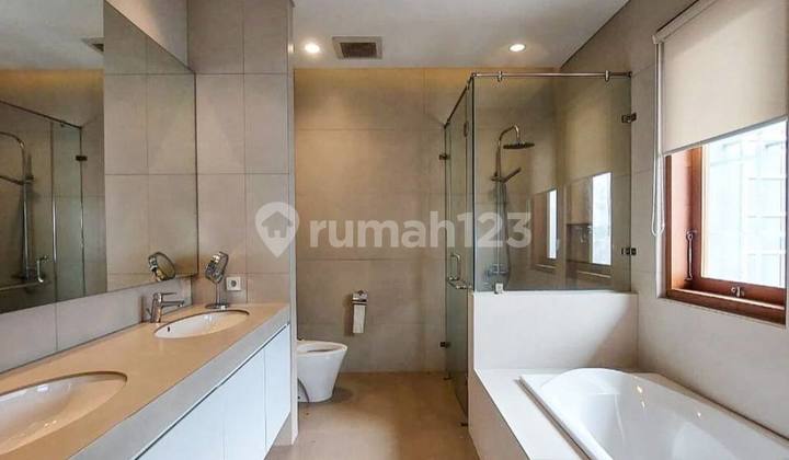 Menteng House  
Newly renovated in an upscale neighborhood with a strategic location  
MENTENG, CENTRAL JAKARTA 2