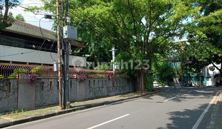 Rumah hook  Bangunan lama,  DiMenteng  Jakarta Pusat,dekat jl cikini raya,jl raden saleh raya,lokasi strategis