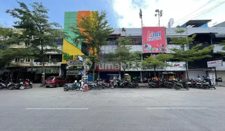 Ruko di Jalan Boulevard W 1