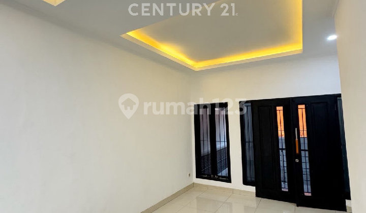 Sell Strategic House in Kebon Jeruk, West Jakarta