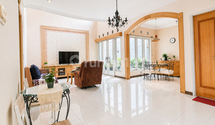 Ready-to-occupy Spacious House for Residential and Office Use in Buah Batu, Bandung City