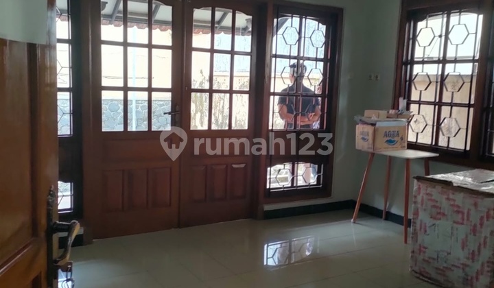 House for rent on Slamet Street, Semarang, good for an office. 1
