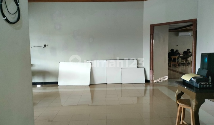 House for rent on Slamet Street, Semarang, good for an office. 2