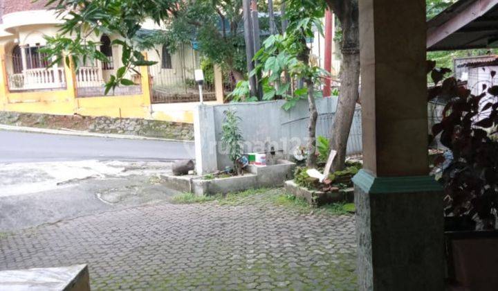 Rumah Lama deket jaaln raya di daerah Semarang Atas 1