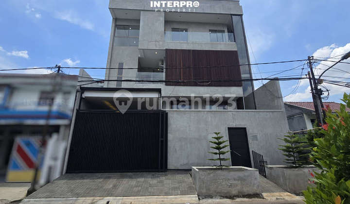 Rumah Brand New 3,5 Lantai Sunrise Garden Ada Kolam Renang 192m2