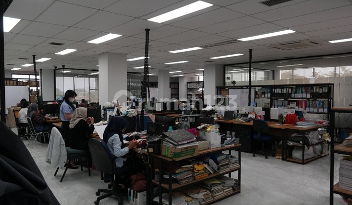 Gedung Kantor di Jl Panjang Jakarta Barat Siap Pakai Bangunan Bagus (6 Lantai) Tahun Bangunan: 2020 Luas Tanah: +-780M2 Luas Bangunan: +-3500M2 Lantai: 6 (4 Lantai + 1 Basement + 1 Mezanine)Peruntukan: Komersil Lift: 6 Lantai Merek Hyundai Genset: Perkins