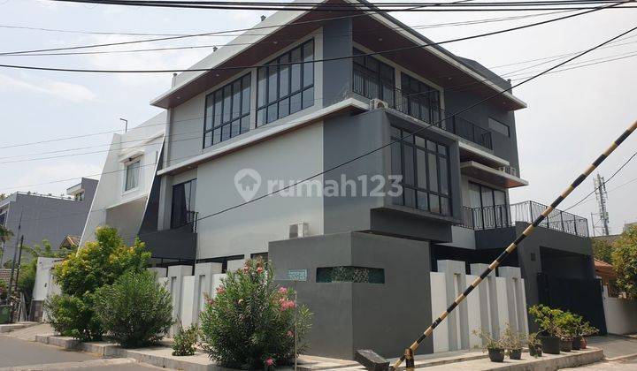 Rumah Hook Mewah Di Sunter Mas, Jakarta Utara
luas Tanah 292m² (lebar 16 Meter)
luas Bangunan 600m² (3½ Lantai)
7+1 Kmr Tidur
6+1 Kmr Mandi
garasi 2 Mobil
hadap Barat-Utara
listrik 23.000 Watt
row Jalan Lebar
ada Lift
semi Furnished
certificate Shm
 1