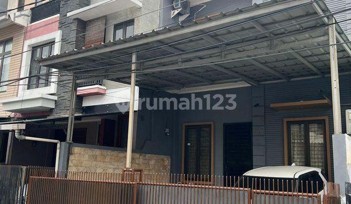 Rumah Kelapa Lilin, Kelapa Gading Rumah Siap Huni Jakarta Utara Luas Tanah 6x15 (90m²) Luas Bangunan 134m² (2 Lantai) 3 Kmr Tidur 2 Kmr Mandi Hadap Selatan Carport 2 Listrik 3.500 Watt Row Jalan 2 Mobilvsemi Furnished Pam Shm