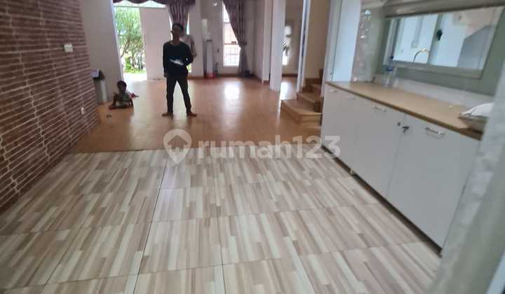 Green Lake City Tangerang Luas Tanah 180M2 (10X18) Luas Bangunan230m Sudah Pengembangan Bangunan Lantai Vinyl dan Parquet Satu Rumah Tralis + Kawat Nyamuk Certificate SHM 4+1 Kamar Tidur 3+1 Kamar Mandi Ac 5 Dapur Bersih + Kotor Rak Buku Besar