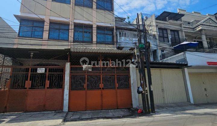 Rumah Jelambar
jakarta Barat
ukuran : 4,5 X 20 
luas Tanah : 90  M²  
luas Bangunan : ± 288 M²
tinggi : 4 Lantai
kamar Tidur : 4      
kamar Mandi : 4      
furnish : Yang Nempel Di Tinggal
surat : Shm		
hadap : Utara
air : Tanah   
listrik : 3500 
 1