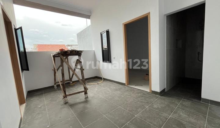 Rumah Muara Karang Brand New Jakarta Utara Minimalis 8x15= 2.5 Lantai Kamar Tidur= 3+1 Toilet = 3+1 Gudang=1 Hadap Timur Tahap Finishing