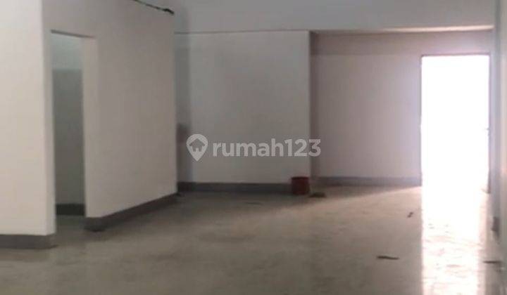 Ruko daerah Roxy (jl raya) Jakarta pusat , sangat strategis , cocok untuk bank, Resto, Ol, kantor  dll 9.3x33.5= 2 lantai, depan parkir luas   2